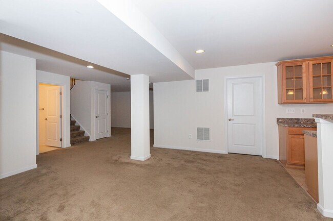 Building Photo - 5 Bed, 4.5 Bath Single Family Home in Step...