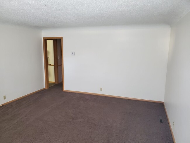 Building Photo - Immaculate 3 bedroom 2 bathroom 2 stall ga...