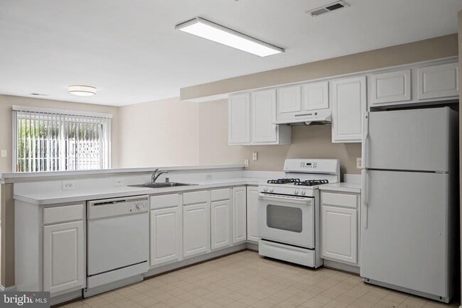 Building Photo - 23404 Rainbow Arch Dr