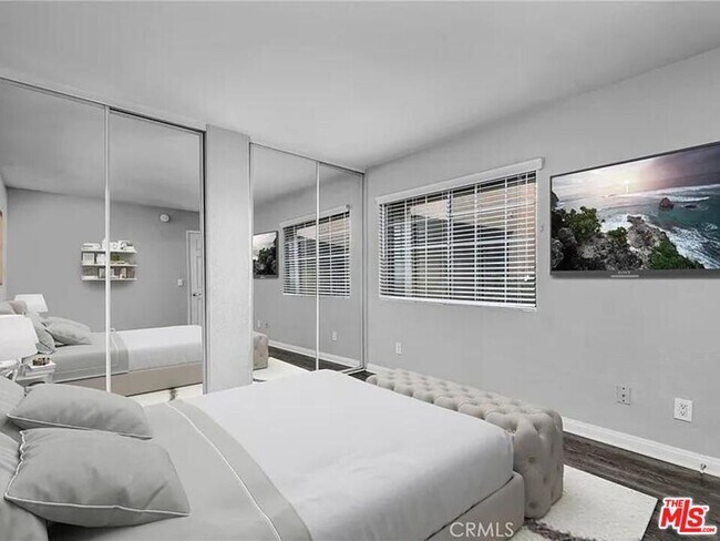 Building Photo - 5565 Canoga Ave
