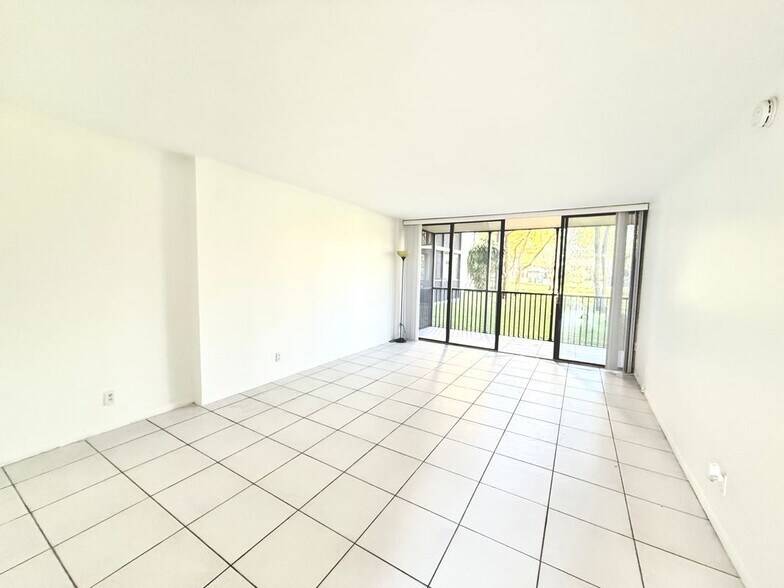 Building Photo - 3301 N Country Club Dr