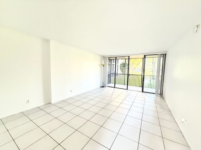 Building Photo - 3301 N Country Club Dr