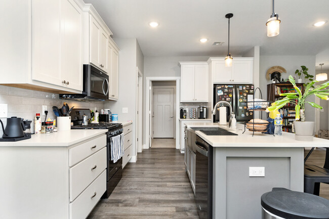 Building Photo - 915 Fairman Dr
