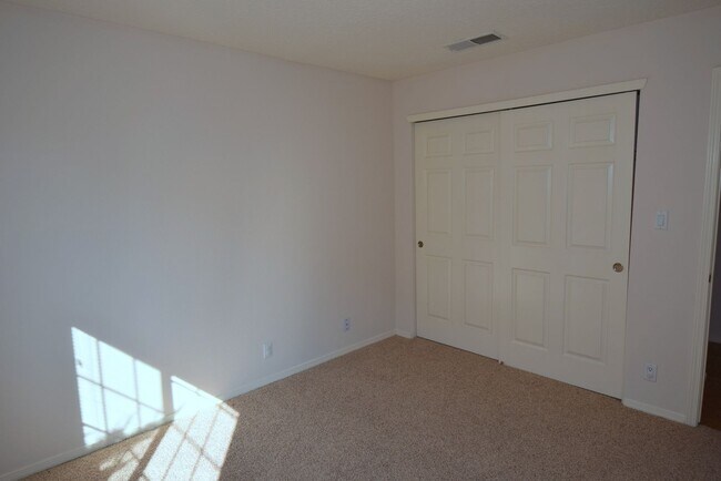 Building Photo - 3 Bedroom, 2 bath, 2 living areas, La Cueva area