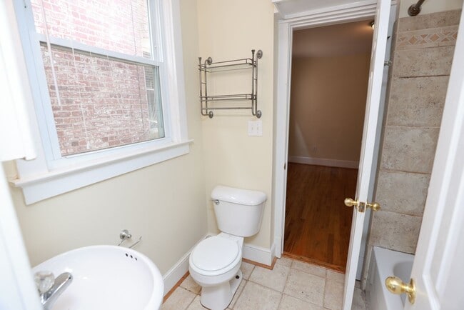 Building Photo - Spacious 3-Bedroom Manchester Apartment wi...