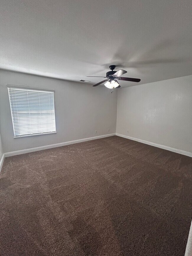 Building Photo - Now Available! 3 Bedroom Home in North West Visalia!