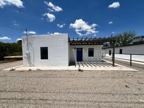 Building Photo - Charming Country Side House