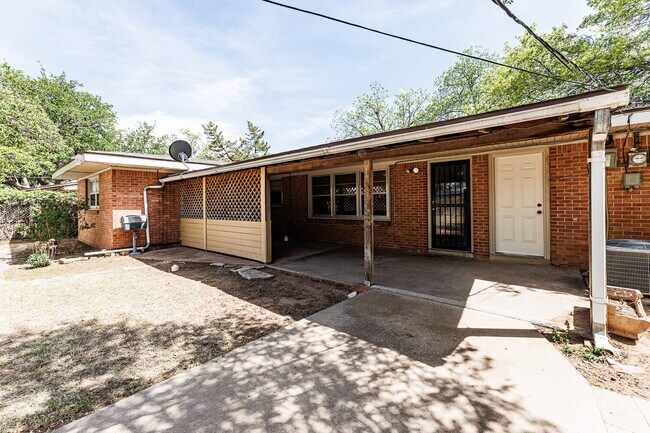 Building Photo - Remodeled throughout, 3/2/1