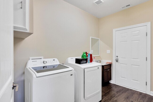 Building Photo - Fully furnished 1 bedroom 1 bath