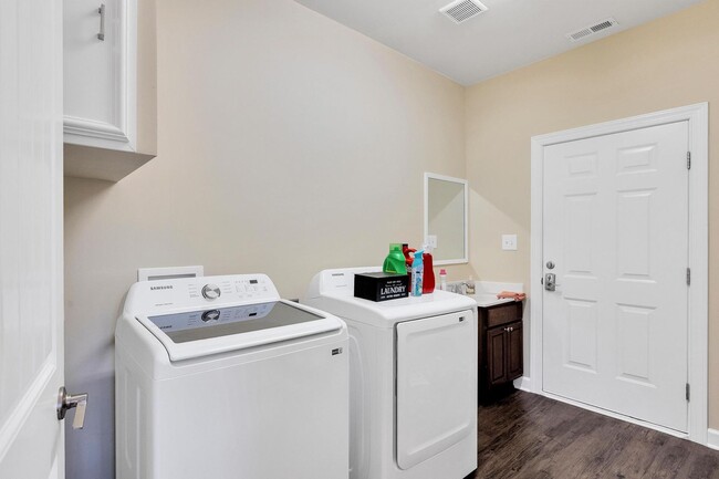 Building Photo - Fully furnished 1 bedroom 1 bath in fenced...