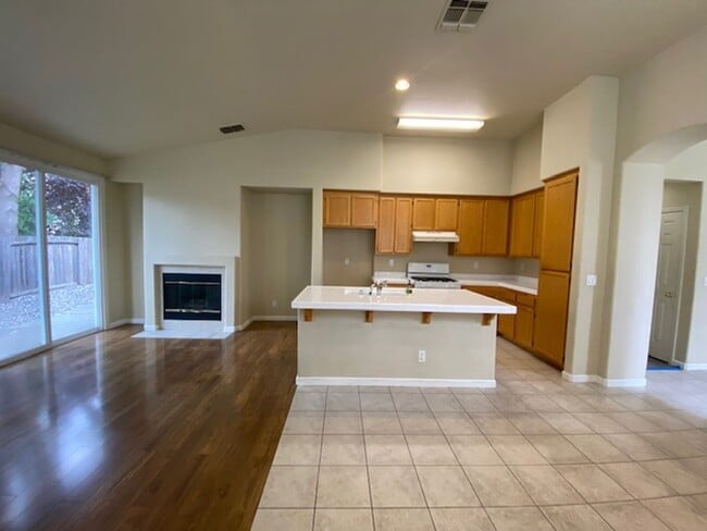 Building Photo - ~Beautiful 3 Bed 2 Bath House in Santa Rosa~