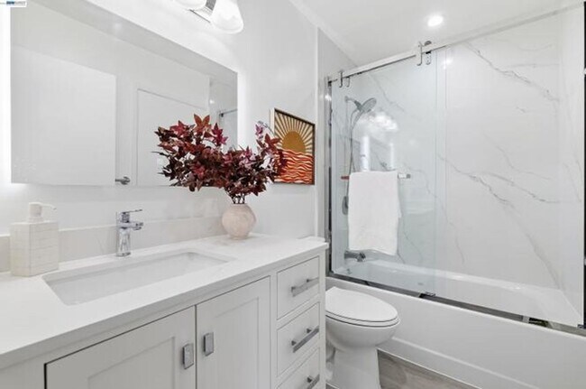 Building Photo - $3,150 / 2 BR - Updated Townhome in Prime Union City!