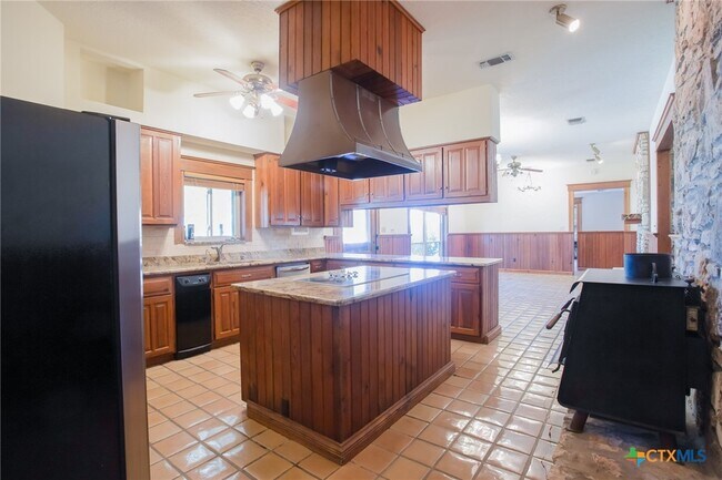 Building Photo - 4692 S E River Rd