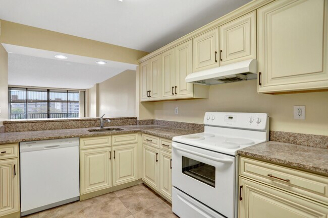 Building Photo - 3 Royal Palm Way
