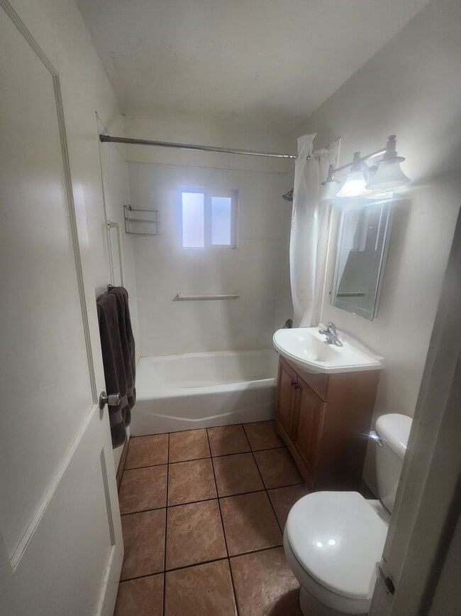 Building Photo - Charming 1 bedroom Duplex