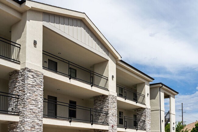 Building Photo - Beautiful End Unit