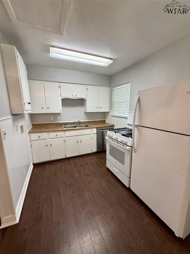 Building Photo - 1609 Las Vegas Trail