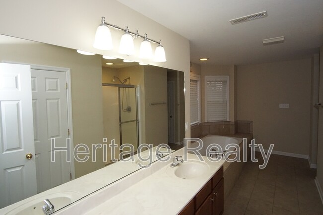 Building Photo - 11100 Autumn Hollow Ln