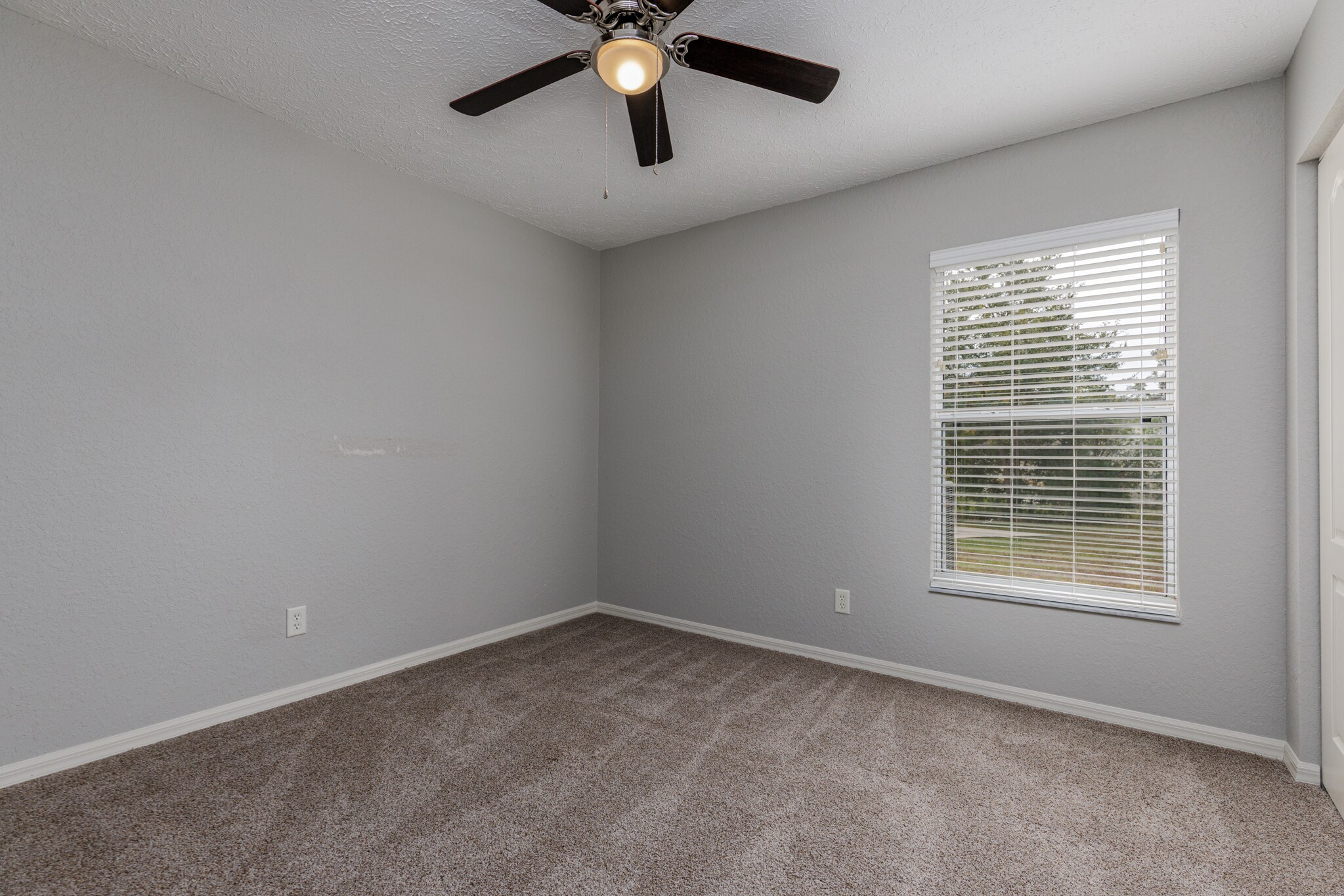 Building Photo - 320 N Fresno Ave