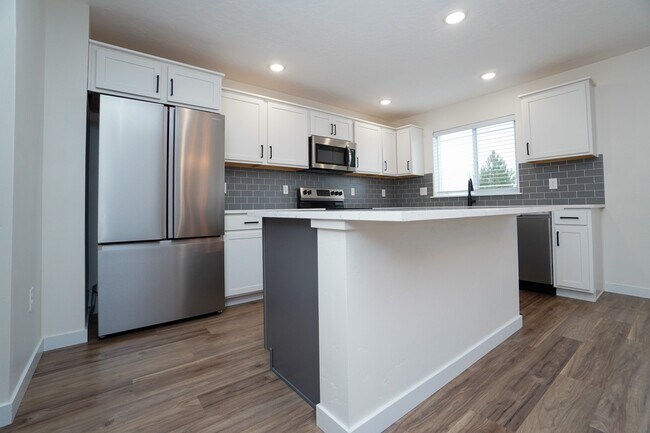 Building Photo - 1512 W Cub River Dr