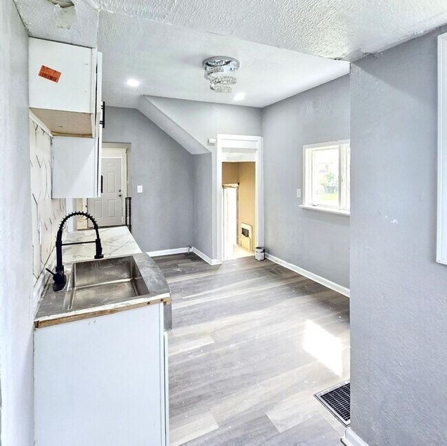 Building Photo - 3-Bedroom Home with Attic and Basement in ...