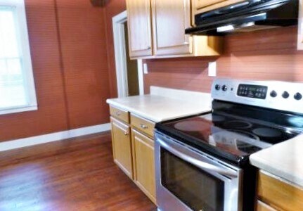 Large kitchen with stove, vent and light. - 3230 PARK AVE