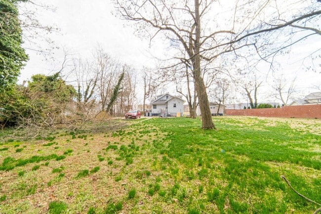 Building Photo - 426 W Peach St