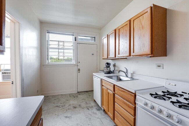 Building Photo - Sun-drenched Roscoe Village