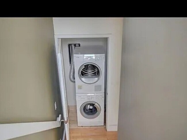 Building Photo - Contemporary Townhome Steps from Jefferson Park & LoHi!!