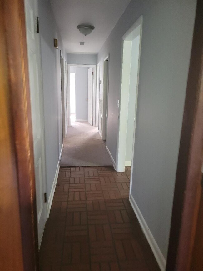 Building Photo - 5 bedroom 3 bath in Town Acres Subdivision