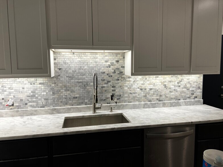 Kitchen - 5638 N Winthrop Ave