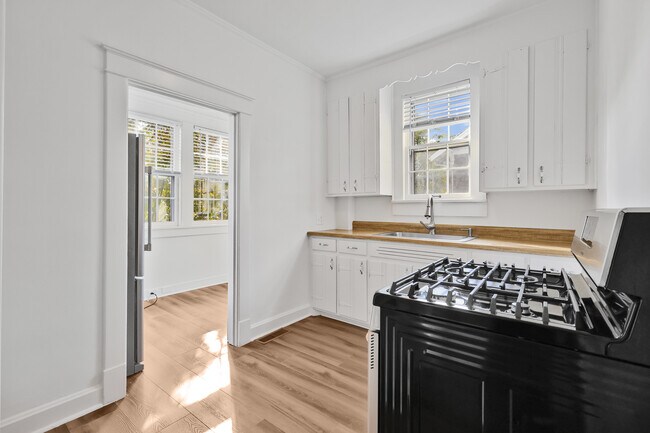 Building Photo - 1711 Primrose Ave