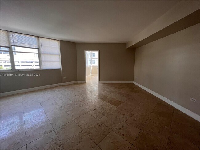 Building Photo - 825 Brickell Bay Dr