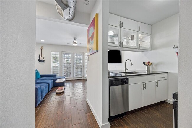 Building Photo - 1510 W 6th St