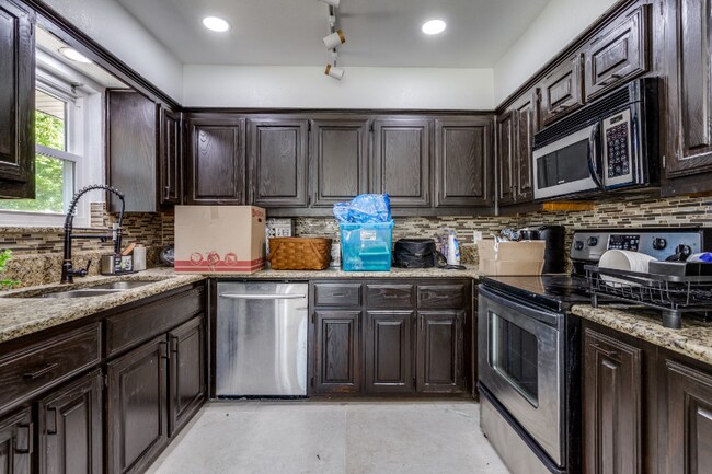 Building Photo - 105 Douglas Dr