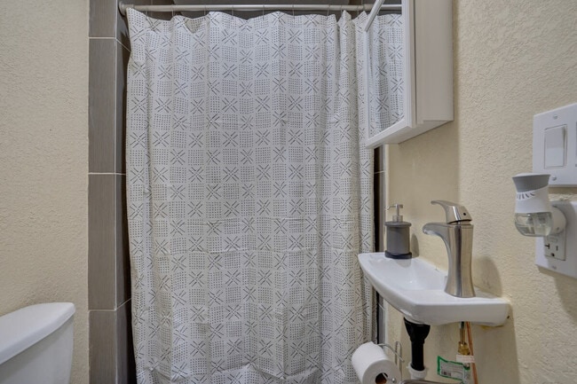 Building Photo - 7809 Claremont Dr