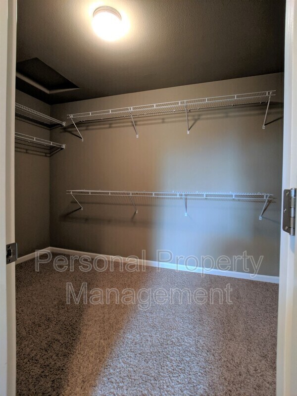 Building Photo - 10405 NE 98th Ave