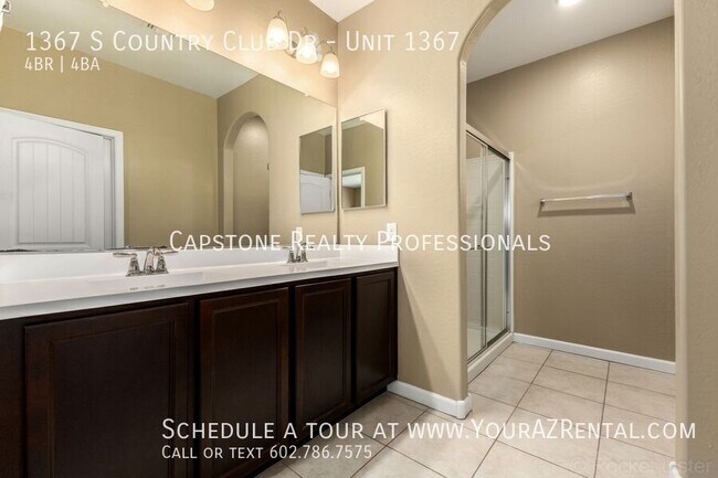 Building Photo - 1367 S Country Club Dr