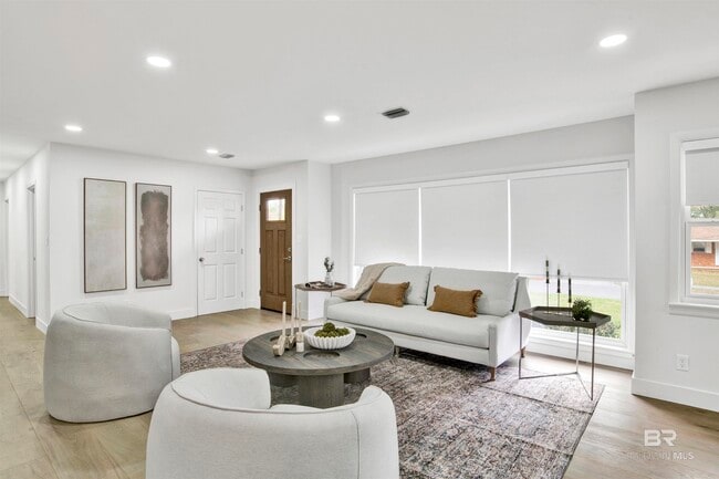 Building Photo - 380 S Church St