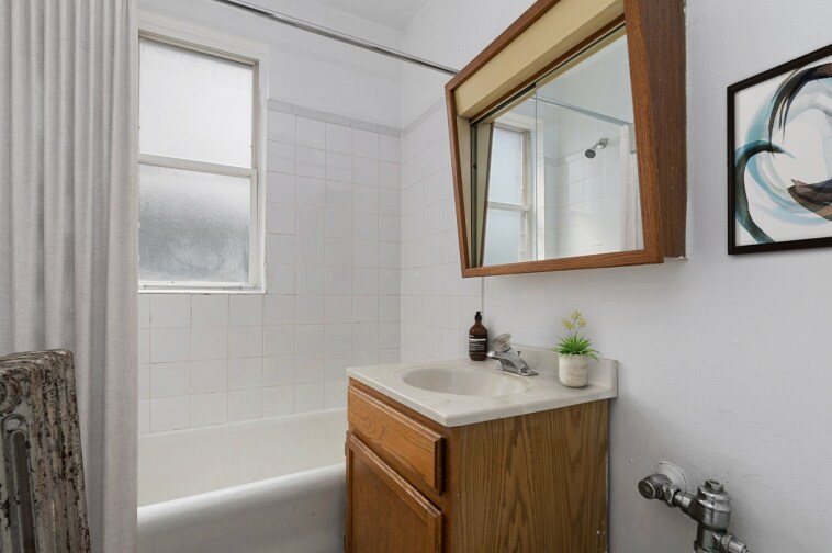 Building Photo - 711 W Belmont Ave