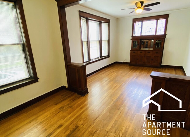 Building Photo - 4040 W Dickens Ave