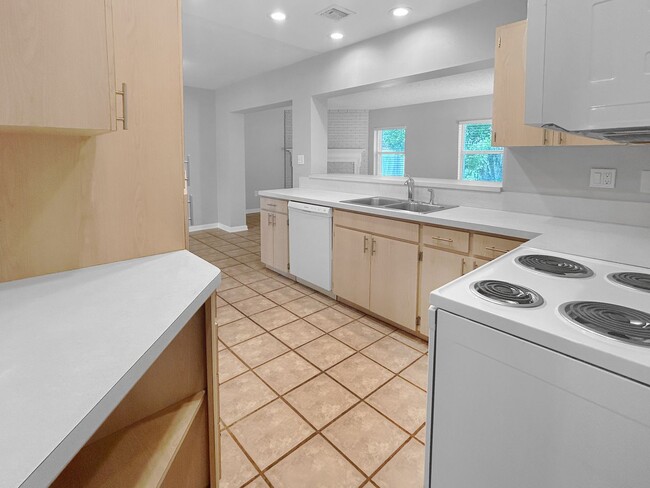 Building Photo - 3 Bed 2 Bath Home for Rent in Ideal Northeast St. Pete Neighborhood