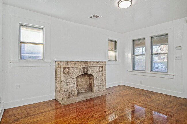 Building Photo - 1524 NE 8th St