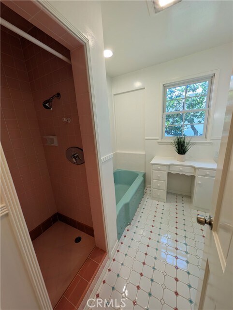 Building Photo - 582 N Sunnyslope Ave