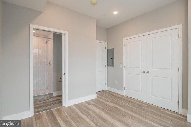 Building Photo - 2009 N Darien St