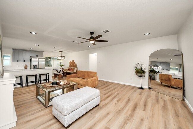 Building Photo - 2407 Crestdale Dr