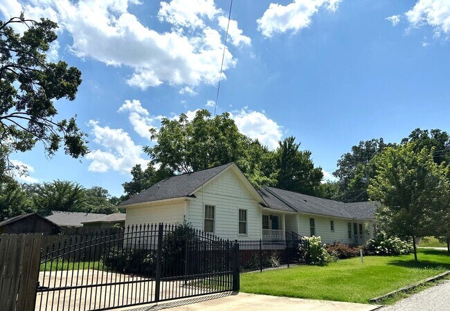 Building Photo - Gorgeous 3 Bedroom Cottage Style Home