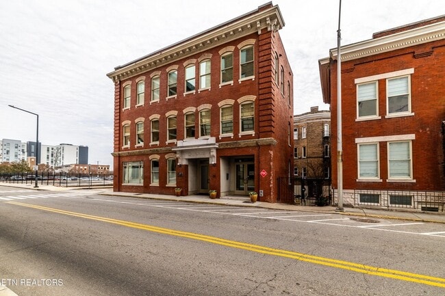 Building Photo - 400 W Church Ave