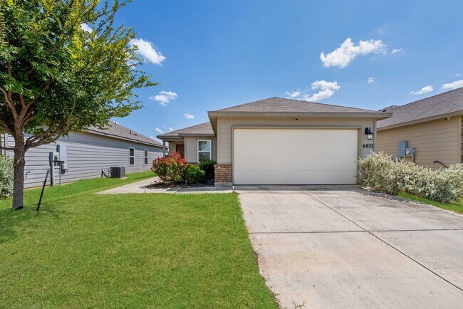 Building Photo - Spacious 3-Bed Home with Pool Access, Trails, and Fenced Yard in Converse