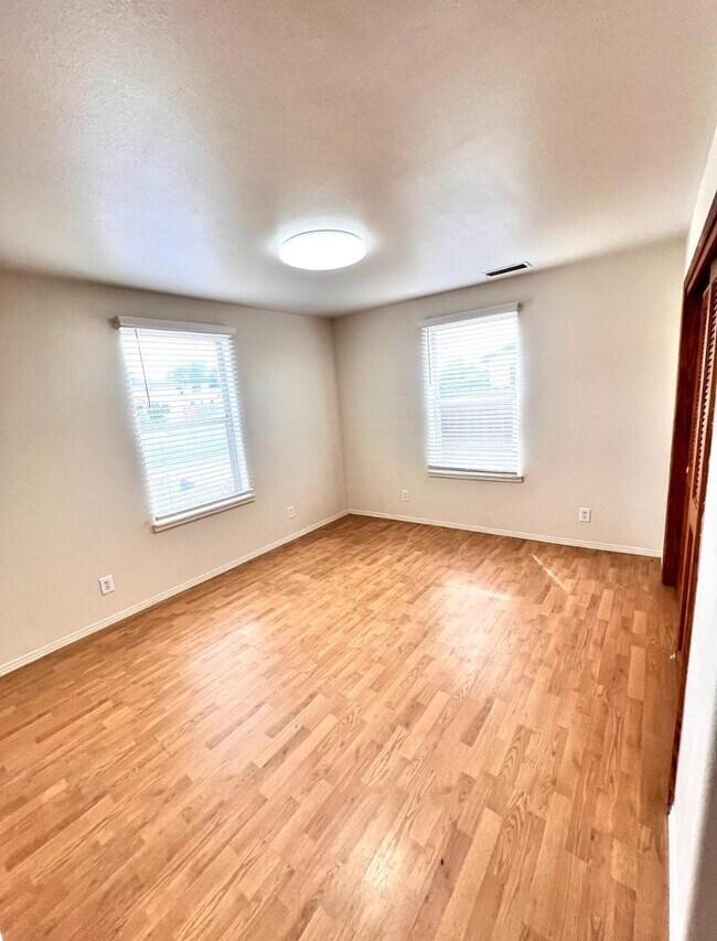 Building Photo - 615 Candelaria Rd NW